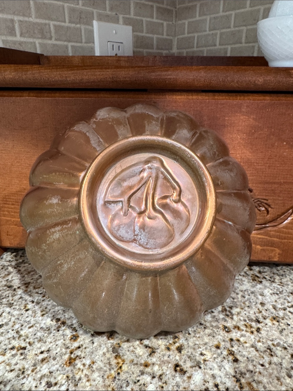 Vintage copper kitchen bundle: salt & pepper, molds & cookie press - Picture 10 of 16